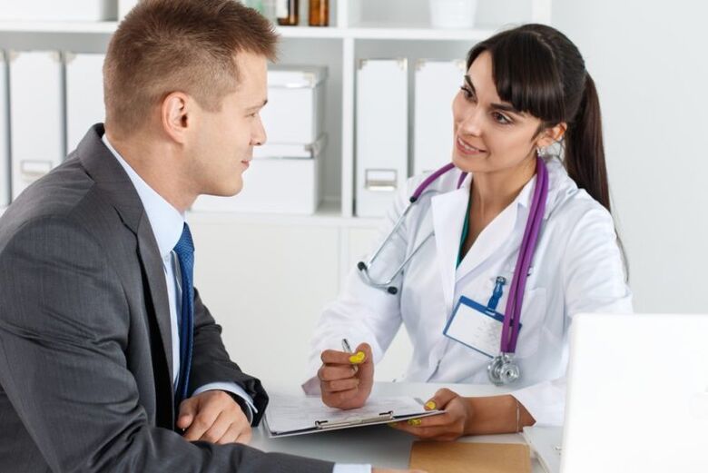 Le médecin prescrit un médicament contre la prostatite sur la base des antécédents médicaux recueillis